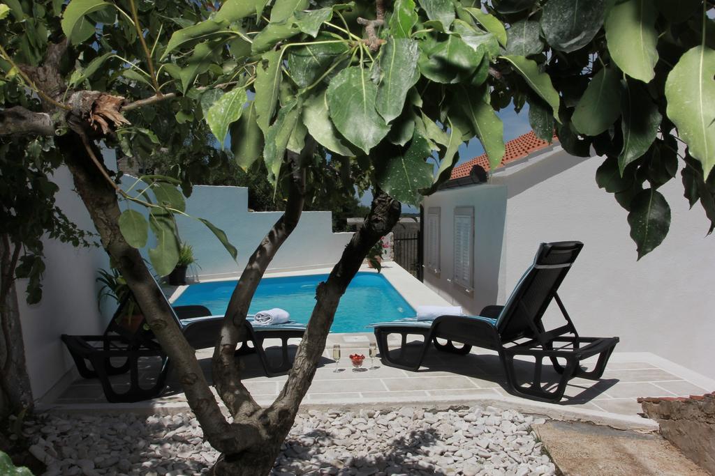 Holiday House Pine Tree Nerezisca المظهر الخارجي الصورة